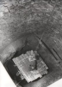 Eingehängte Arbeitsbühne am Stollen-Mundloch im Brunnenschacht.